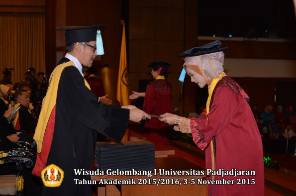 Wisuda Unpad Gel I TA 2015_2016  Fakultas Ilmu Budaya oleh Dekan-267