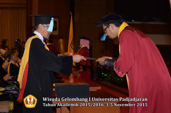 Wisuda Unpad Gel I TA 2015_2016  Fakultas Ilmu Budaya oleh Dekan-270