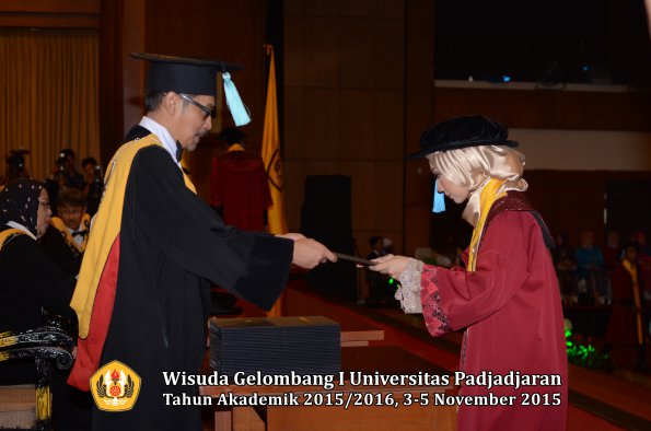 Wisuda Unpad Gel I TA 2015_2016  Fakultas Ilmu Budaya oleh Dekan-271