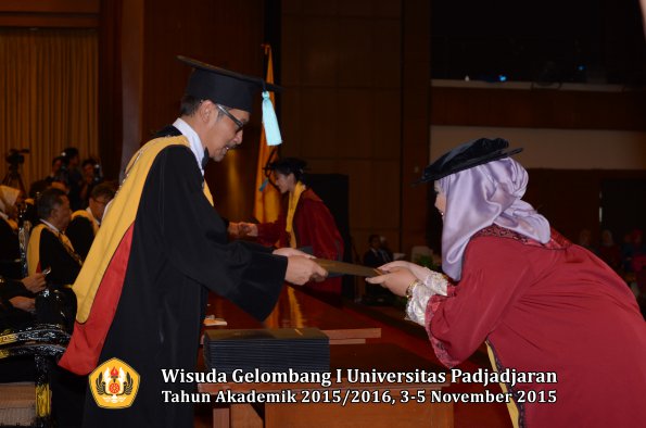 Wisuda Unpad Gel I TA 2015_2016  Fakultas Ilmu Budaya oleh Dekan-303