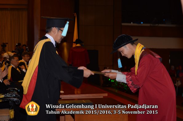 Wisuda Unpad Gel I TA 2015_2016  Fakultas Ilmu Budaya oleh Dekan-317