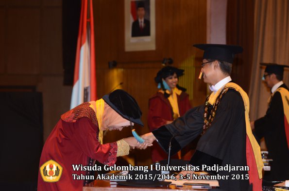 Wisuda Unpad Gel I TA 2015_2016  Fakultas Ilmu Budaya oleh Rektor-008