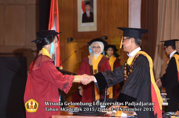 Wisuda Unpad Gel I TA 2015_2016  Fakultas Ilmu Budaya oleh Rektor-029