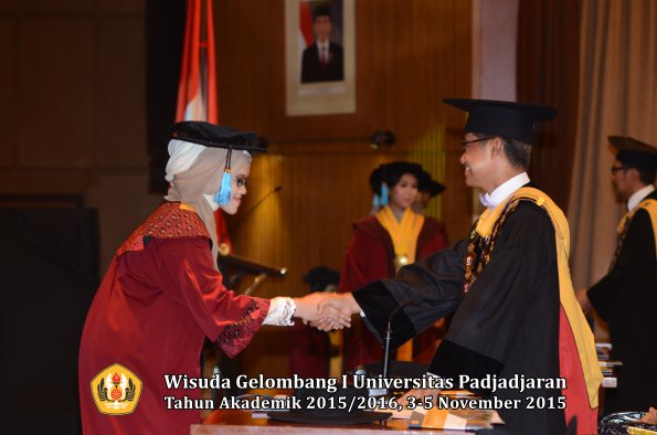 Wisuda Unpad Gel I TA 2015_2016  Fakultas Ilmu Budaya oleh Rektor-030
