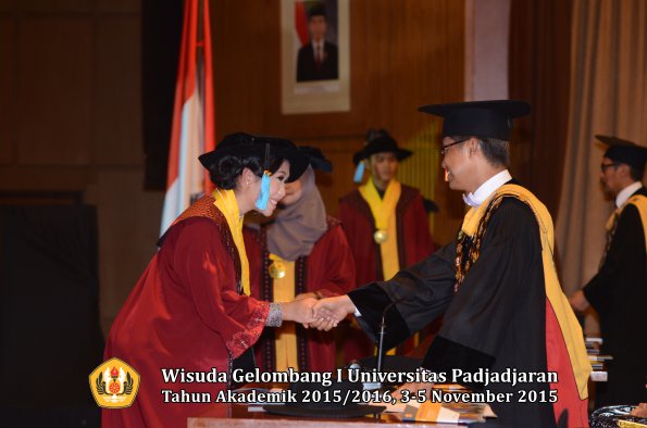 Wisuda Unpad Gel I TA 2015_2016  Fakultas Ilmu Budaya oleh Rektor-031