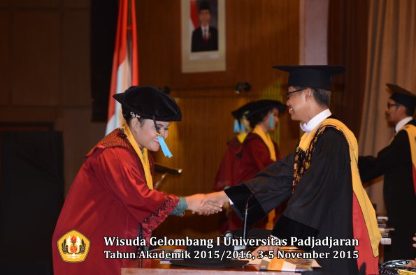 Wisuda Unpad Gel I TA 2015_2016  Fakultas Ilmu Budaya oleh Rektor-036