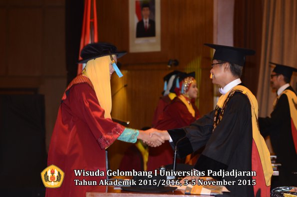 Wisuda Unpad Gel I TA 2015_2016  Fakultas Ilmu Budaya oleh Rektor-039