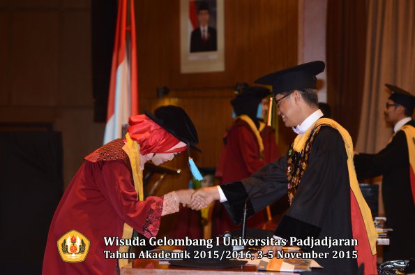 Wisuda Unpad Gel I TA 2015_2016  Fakultas Ilmu Budaya oleh Rektor-056