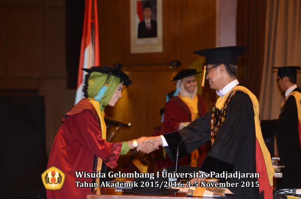 Wisuda Unpad Gel I TA 2015_2016  Fakultas Ilmu Budaya oleh Rektor-060