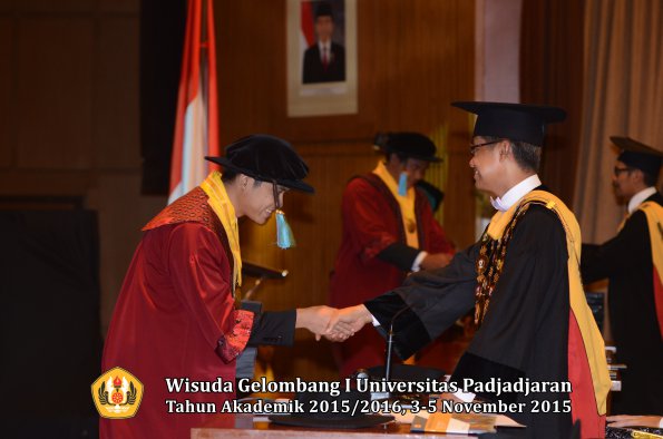 Wisuda Unpad Gel I TA 2015_2016  Fakultas Ilmu Budaya oleh Rektor-153
