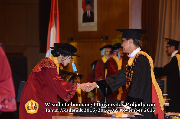 Wisuda Unpad Gel I TA 2015_2016  Fakultas Ilmu Budaya oleh Rektor-157
