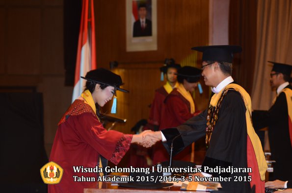Wisuda Unpad Gel I TA 2015_2016  Fakultas Ilmu Budaya oleh Rektor-256