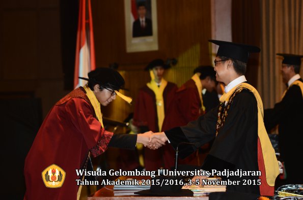 Wisuda Unpad Gel I TA 2015_2016  Fakultas Ekonomi dan Bisnis oleh Rektor-014