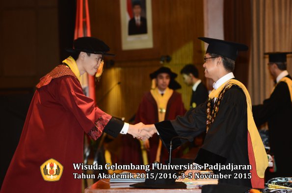 Wisuda Unpad Gel I TA 2015_2016  Fakultas Ekonomi dan Bisnis oleh Rektor-016