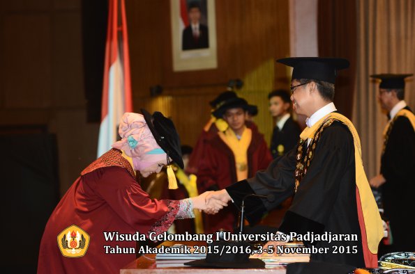 Wisuda Unpad Gel I TA 2015_2016  Fakultas Ekonomi dan Bisnis oleh Rektor-018