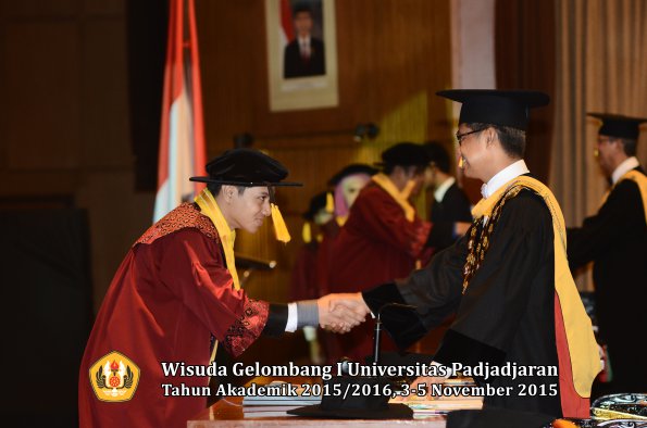 Wisuda Unpad Gel I TA 2015_2016  Fakultas Ekonomi dan Bisnis oleh Rektor-019