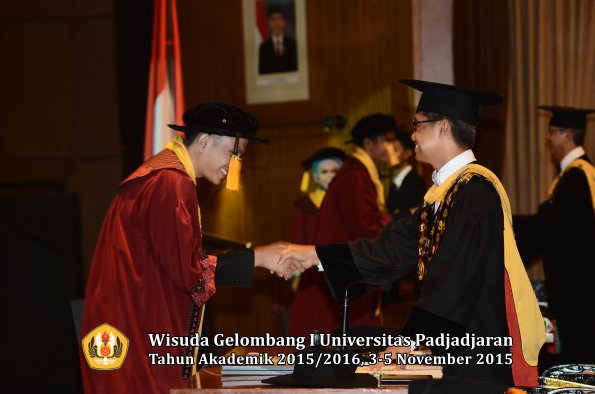Wisuda Unpad Gel I TA 2015_2016  Fakultas Ekonomi dan Bisnis oleh Rektor-030