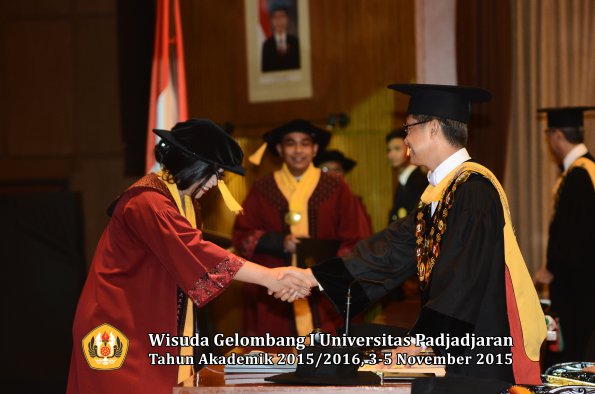 Wisuda Unpad Gel I TA 2015_2016  Fakultas Ekonomi dan Bisnis oleh Rektor-048