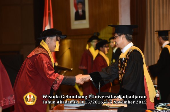 Wisuda Unpad Gel I TA 2015_2016  Fakultas Ekonomi dan Bisnis oleh Rektor-049