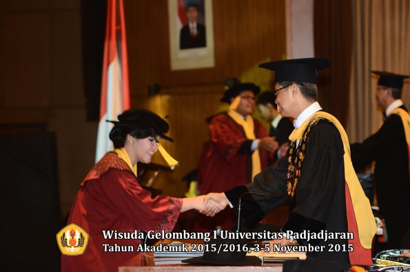 Wisuda Unpad Gel I TA 2015_2016  Fakultas Ekonomi dan Bisnis oleh Rektor-053