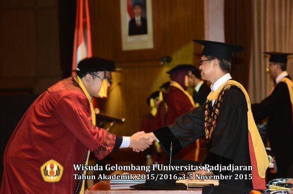 Wisuda Unpad Gel I TA 2015_2016  Fakultas Ekonomi dan Bisnis oleh Rektor-054