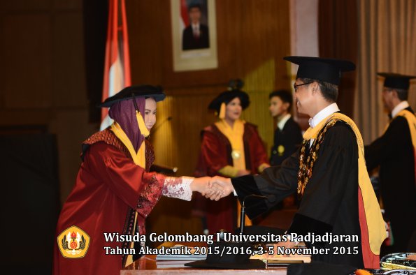 Wisuda Unpad Gel I TA 2015_2016  Fakultas Ekonomi dan Bisnis oleh Rektor-055