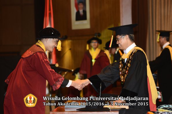 Wisuda Unpad Gel I TA 2015_2016  Fakultas Ekonomi dan Bisnis oleh Rektor-057