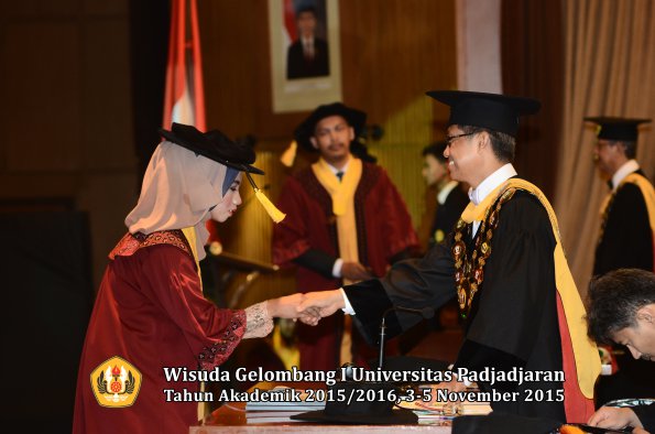 Wisuda Unpad Gel I TA 2015_2016  Fakultas Ekonomi dan Bisnis oleh Rektor-146