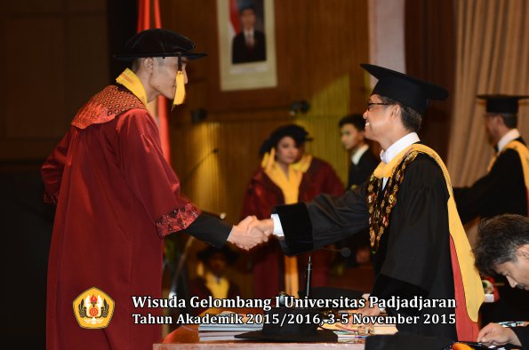 Wisuda Unpad Gel I TA 2015_2016  Fakultas Ekonomi dan Bisnis oleh Rektor-149