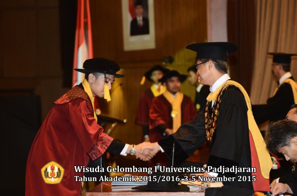 Wisuda Unpad Gel I TA 2015_2016  Fakultas Ekonomi dan Bisnis oleh Rektor-153