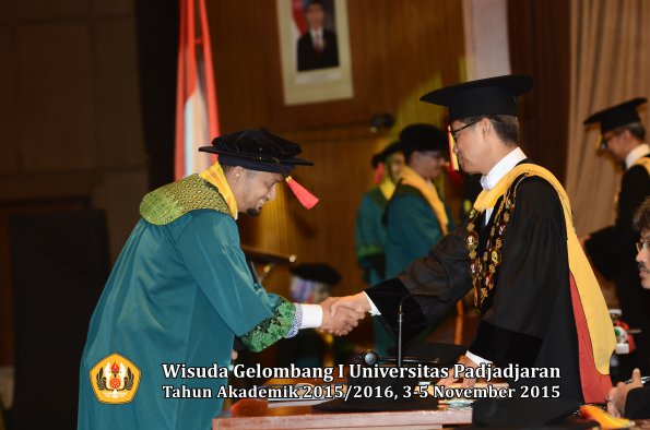 Wisuda Unpad Gel I TA 2015_2016  Fakultas Hukum oleh Rektor-025