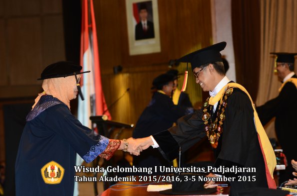 Wisuda Unpad Gel I TA 2015_2016  Fakultas Ekonomi dan Bisnis oleh Rektor-027