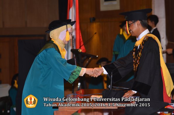 Wisuda Unpad Gel I TA 2015_2016  Fakultas Ekonomi dan Bisnis oleh Rektor-063