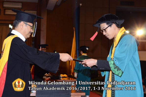 Wisuda Unpad Gel I TA 2016_2017 Fakultas Hukum Dekan 012