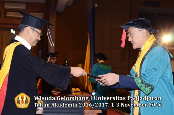 Wisuda Unpad Gel I TA 2016_2017 Fakultas Hukum Dekan 013