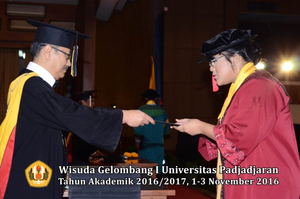 Wisuda Unpad Gel I TA 2016_2017 Fakultas Hukum Dekan 059