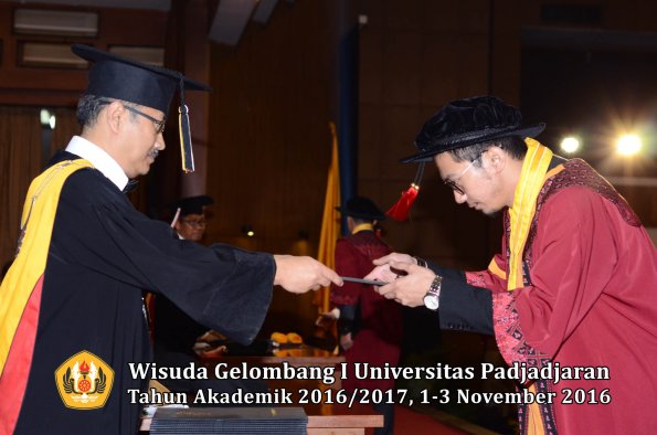 Wisuda Unpad Gel I TA 2016_2017 Fakultas Hukum Dekan 081