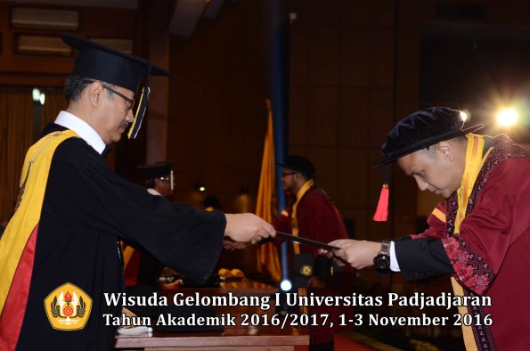 Wisuda Unpad Gel I TA 2016_2017 Fakultas Hukum Dekan 143