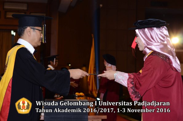 Wisuda Unpad Gel I TA 2016_2017 Fakultas Hukum Dekan 157