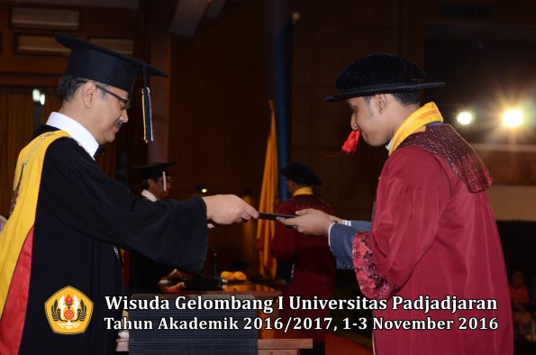 Wisuda Unpad Gel I TA 2016_2017 Fakultas Hukum Dekan 159