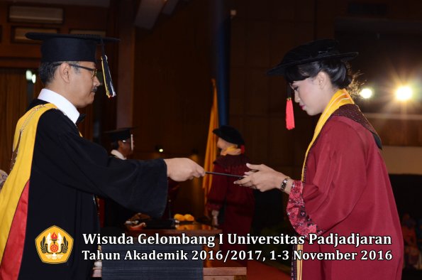Wisuda Unpad Gel I TA 2016_2017 Fakultas Hukum Dekan 163