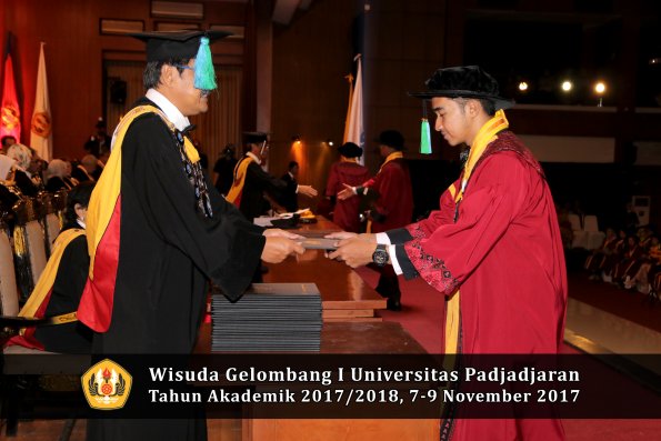 Wisuda Unpad Gel I TA 2017_2018  Fakultas Perikanan dan Ilmu Kelautan oleh Dekan 010
