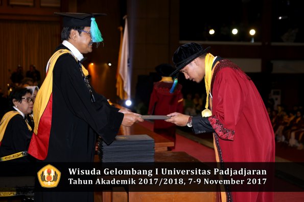 Wisuda Unpad Gel I TA 2017_2018  Fakultas Perikanan dan Ilmu Kelautan oleh Dekan 012