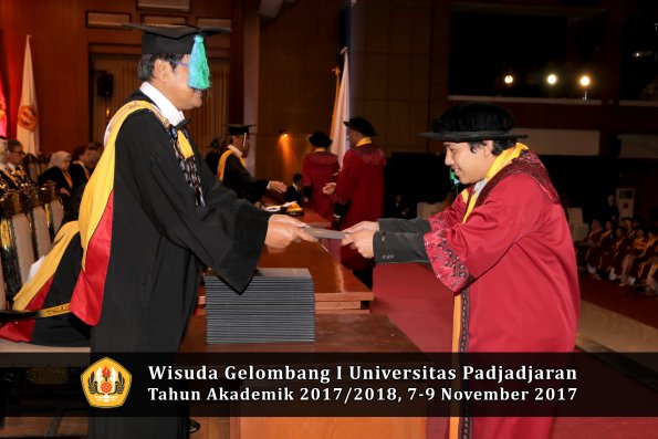 Wisuda Unpad Gel I TA 2017_2018  Fakultas Perikanan dan Ilmu Kelautan oleh Dekan 046