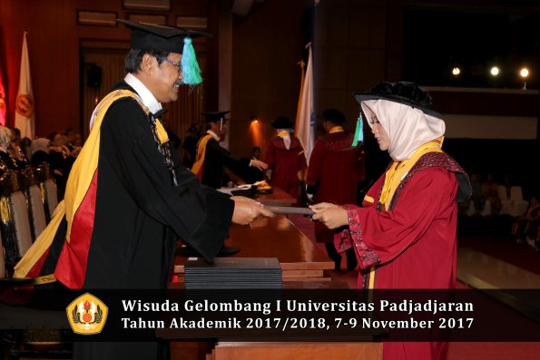 Wisuda Unpad Gel I TA 2017_2018  Fakultas Perikanan dan Ilmu Kelautan oleh Dekan 057