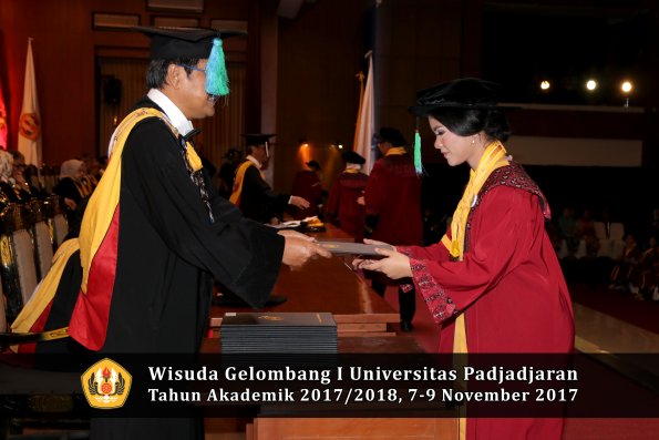 Wisuda Unpad Gel I TA 2017_2018  Fakultas Perikanan dan Ilmu Kelautan oleh Dekan 059