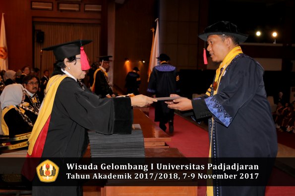 Wisuda Unpad Gel I TA 2017_2018  Fakultas Hukum oleh Dekan 006