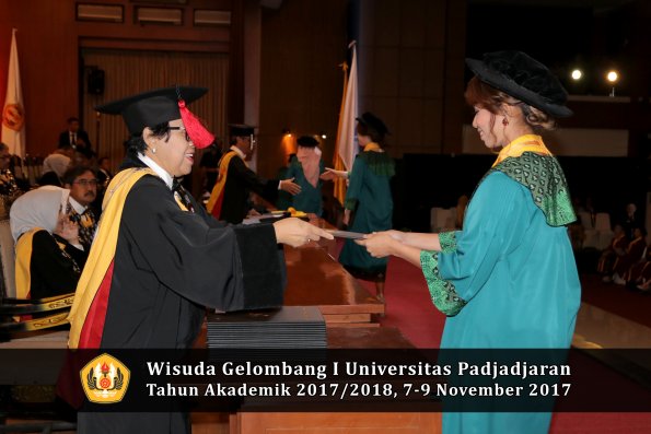 Wisuda Unpad Gel I TA 2017_2018  Fakultas Hukum oleh Dekan 021