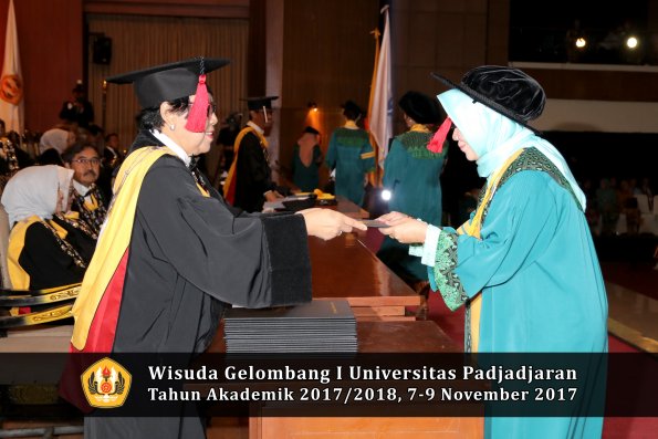 Wisuda Unpad Gel I TA 2017_2018  Fakultas Hukum oleh Dekan 022