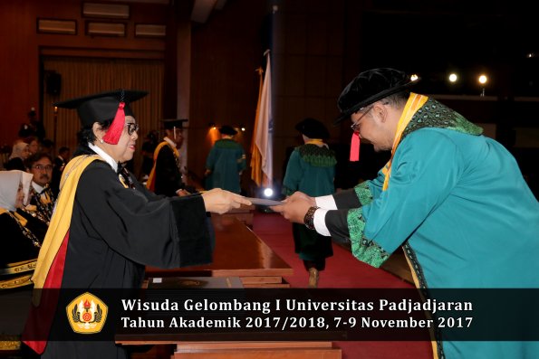 Wisuda Unpad Gel I TA 2017_2018  Fakultas Hukum oleh Dekan 025
